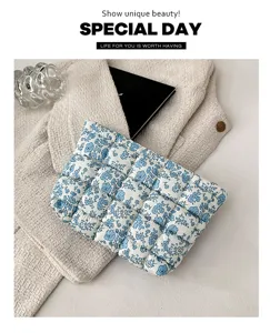 Detail van blauw-witte gewatteerde make-tas, stijlvolle cosmetische tas en handige clutch.