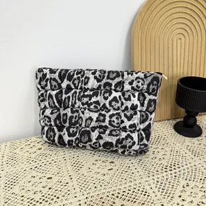 Gewatteerde cosmetische tas met luipaardprint, stijlvolle puffy clutch tas voor dagelijkse opslag.
