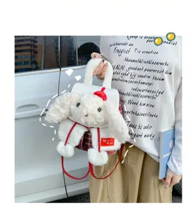 Vue de détail du sac à dos lapin en peluche style japonais avec des oreilles douces et un béret.