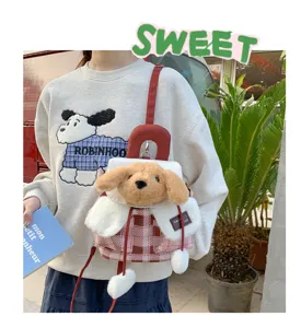 Sac à dos chien en peluche détail, style japonais kawaii cartable duveteux avec poupée.