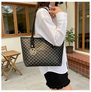 Detailansicht der eleganten Monogramm-Tote-Bag mit bequemen Schulterriemen und Anhänger.