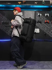 Vue détaillée du grand sac de voyage noir avec sangles tactiques pour hommes en plein air.