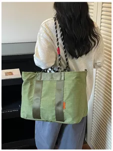 Grand sac cabas à carreaux verts avec bretelles en corde d'escalade pour voyage et sport.