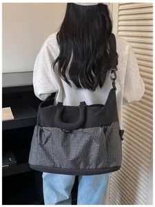 Detailansicht der multifunktionalen Reisetasche mit robustem Gittergewebe und Gurt.
