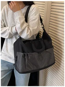 Detailansicht der großen Reise-Tasche mit praktischem Karo-Frontfach und Tragegriffen.