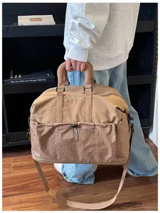 Detailaufnahme der Reisetasche mit Vordertasche aus Netzgewebe und robusten Griffen.