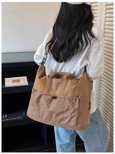 Multifunktionale Reise-Duffel-Bag mit stylischer Gittertasche vorne und Schultergurt.