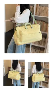 Vue détaillée du grand sac de voyage colorblock porté par un mannequin en lifestyle.