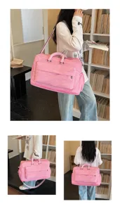 Grand sac de voyage rose étanche avec bandoulière pour le sport le fitness et les week-ends.