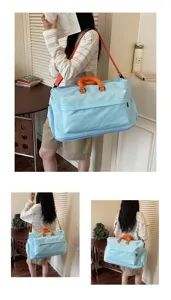 Grand sac de voyage spacieux avec des sangles orange contrastées pour vos week-ends.