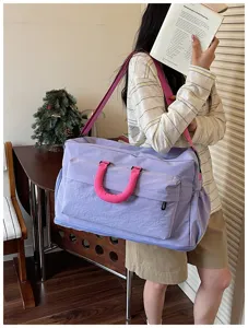 Grand sac de voyage fourre-tout avec poignées contrastées, sac de week-end stylé pour les femmes.
