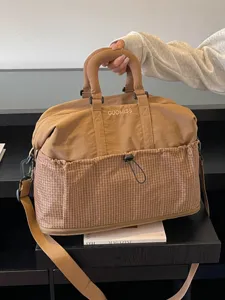 Strenge Reisetasche mit Trolley-Schlaufe und erweiterbarem Volumen für Fitness und Sport.