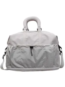 Modische hellgraue Reisetasche mit praktischer Vordertasche und Tragegriffen.
