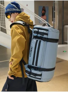 Vue détaillée du grand sac à dos de voyage avec plusieurs sangles et un tissu bleu résistant.