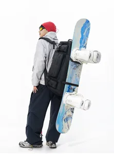 Vue détaillée du sac à dos de voyage avec grande capacité et fixation pour snowboard.