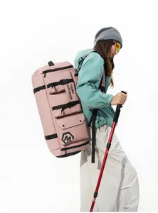Vue détaillée du sac à dos de voyage rose, montrant des sangles et une grande capacité.