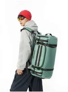 Vue latérale détaillée du sac à dos de voyage vert, montrant des lanières et une grande capacité.
