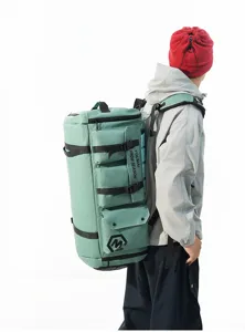 Grand sac à dos de voyage vert avec plusieurs poches pour le sport et les courts voyages.