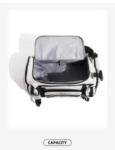 Vue détaillée du sac de voyage gris léger, montrant un intérieur spacieux et des poches.