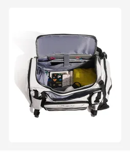 Grand sac de voyage de sport avec plusieurs compartiments pour le fitness et les weekends.