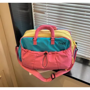 Bunte Color-Block Reisetasche für Fitness, Sport und Wochenendausflüge von Studenten.