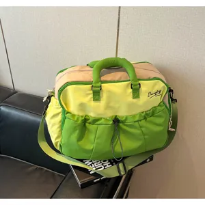 Detailansicht der gruen-khakifarbenen Reisetasche mit praktischem Kordelzugfach an der Frontseite.