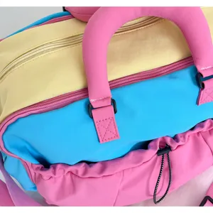 Bunte Farbblock Reisetasche mit großem Fassungsvermögen, leicht, ideal für Sport und Fitness.
