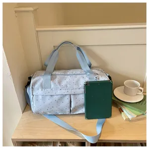 Hellblaue Reise-Sporttasche mit Sternen-Print, große Fitness-Gymtasche für Damen, stilvoll.