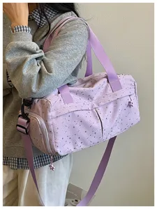 Leichter lilafarbener Sport- und Reisetasche mit Sternenmuster und Nass-Trocken-Trennung.