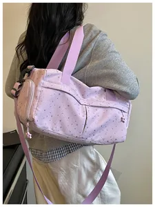 Grosse Damen Sporttasche, leichte violette Reisetasche mit Schultergurt fuer Fitness.