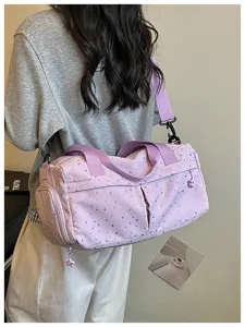 Leichte violette Sporttasche für Damen mit stilvollem Monogramm-Muster für Fitness.