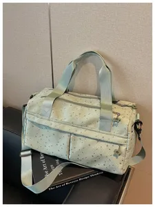 Hellgrüne Sporttasche mit Monogramm-Muster, große Fitness Reisetasche für Damen und Training.