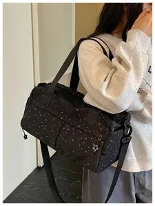 Große lässige Sport Fitness Reisetasche mit stylischem Sternen Mond Muster für Damen.