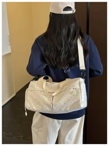 Geräumige Sporttasche für Damen, wasserdichte Reisetasche mit Nassfach für Fitness und Training.