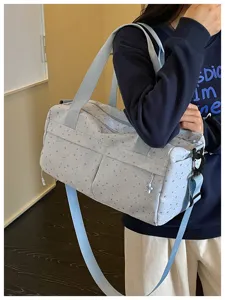 Hellblaue Reisetasche mit Sternenmuster, grosse Sporttasche und Fitness Bag fuer Damen.