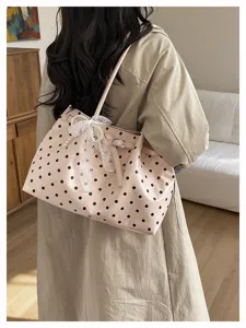 Vista dettagliata della borsa a tracolla a pois rosa con elegante fiocco in pizzo da donna.