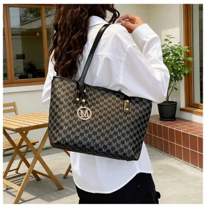 Detailansicht der stilvollen Damen Shopper Tasche mit Monogramm Muster und Anhänger für Büro.