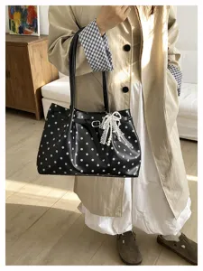 Chic borsa a spalla a pois neri e bianchi con elegante fiocco in perle di pizzo donna.