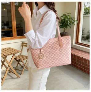 Rosa Buchstabe Druck Shopper Detailansicht mit grossem Fassungsvermoegen und Metall M Anhaenger.