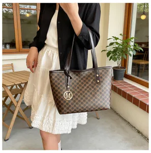 Schicke braune Monogramm Tote Bag für Damen, große Schultertasche für den Alltag und Arbeit.