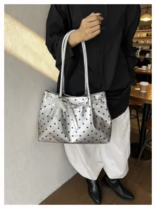 Borsa a tracolla argentata a pois con ciondolo fiocco di perle di pizzo donna.