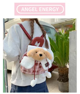 Sac à dos mignon en peluche chien style japonais avec motif carreaux et bordure polaire.