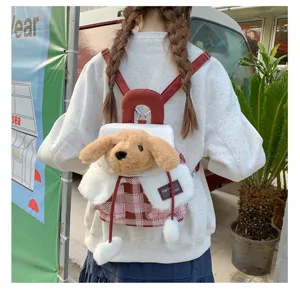 Vue détaillée de ce magnifique sac à dos en peluche douce avec un design de chien adorable.