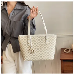 Detailansicht der Damen Herbst Winter Tasche, elegante weiße Monogramm Schultertasche.
