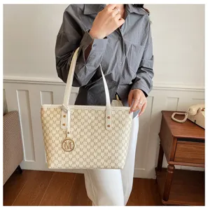 Schicke Damen Monogramm Tote Tasche mit Schulterriemen und goldenem Anhänger für den Alltag.