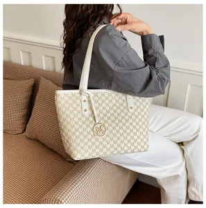 Detaillierte Ansicht der Damen-Totetasche mit Monogramm-Muster, Schulterriemen und Metallanhänger.