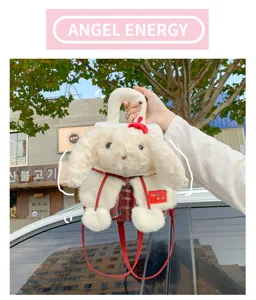 Vue detaillee du sac a dos lapin en peluche, design mignon de lapin blanc duveteux avec sangles.