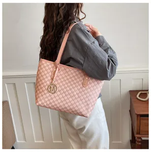 Rosa Monogramm Shopper Detail, stilvolle Damen Umhängetasche mit Muster und Metallanhänger.