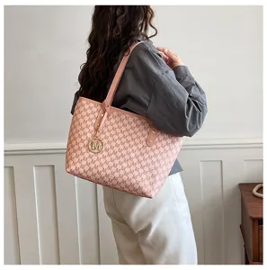 Rosa Monogramm Damen Shopper, große Umhängetasche mit elegantem goldenen M-Metalllogo.