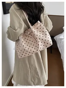 Borsa a tracolla chic a pois in scena di vita quotidiana, dettaglio accessorio perfetto.